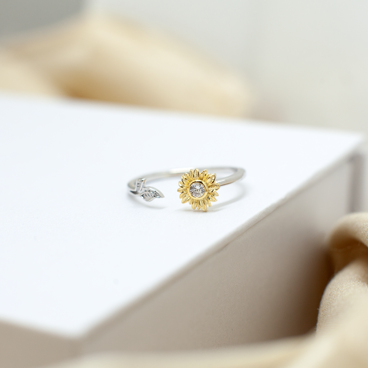 Elegant Sunflower Love Necklace - Limited Time Offer!